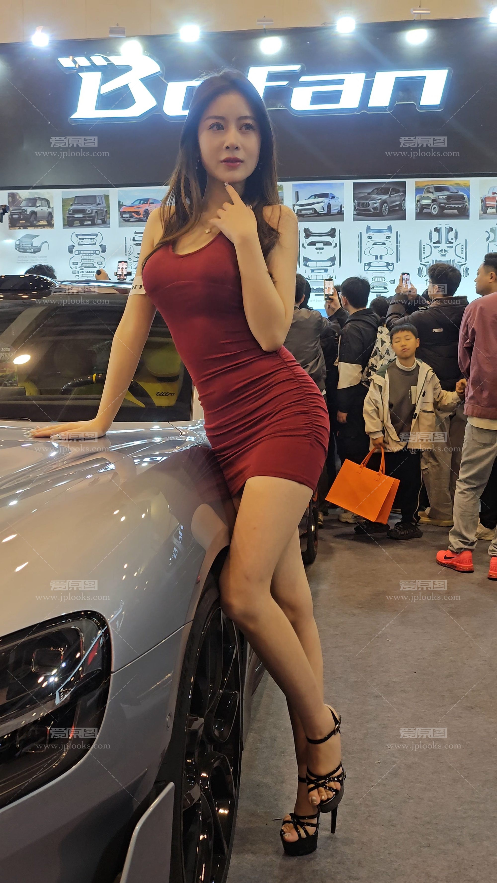 她很火但我不认识4K5min.mp4_20250419_113411.144.jpg