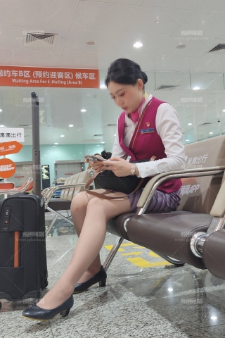 4K视频机场偶遇南航空姐肉丝美腿形象身材在线