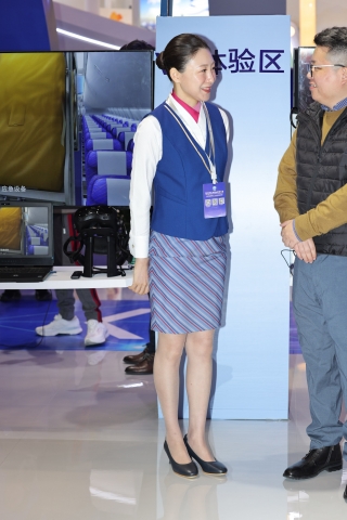 南航韵味熟女空姐肉丝高跟性感