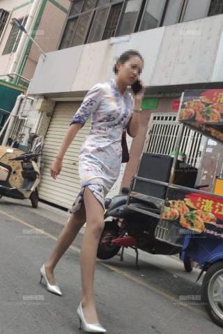 4K视频偶遇海航空姐回家灰丝大长腿高跟带劲啊