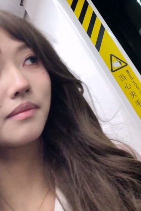 少女洛丽塔蕾丝花边裙与蕾丝白丝袜细长美腿