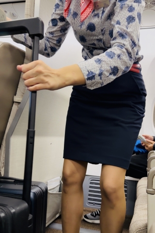 4K视频东航空姐青花瓷制服咖丝引导乘客登机