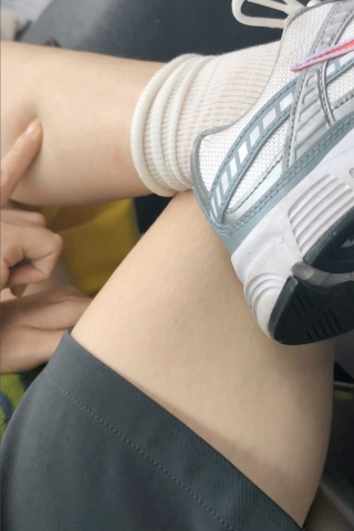 自扣自摸腿内侧的职场女性mgjtrj2145