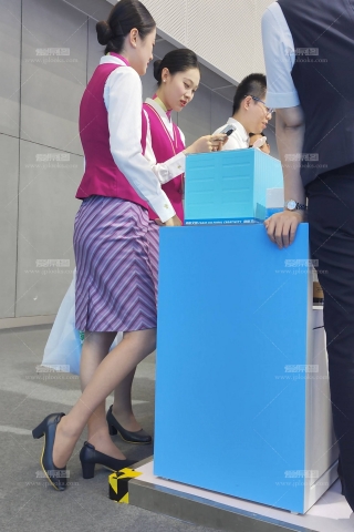 25机场展会南航空姐肉丝美腿形象身材很赞