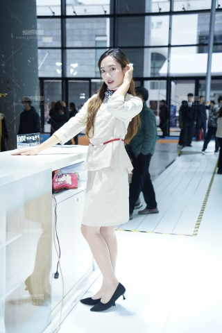 车展忽悠甜美丝袜妹妹车内脱鞋勾魂摆拍