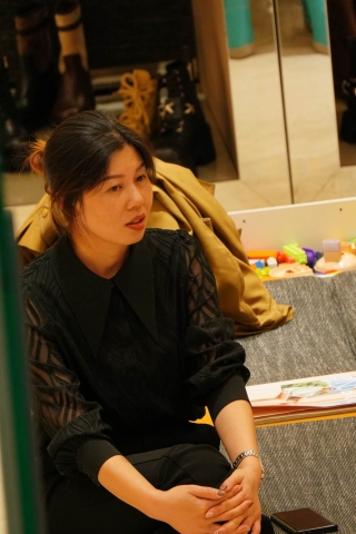 美妇肉丝脚鞋店试鞋晒脚