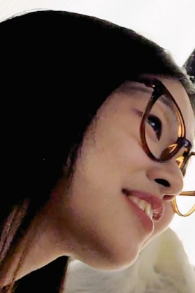 两妹子嬉戏打闹秀白长腿