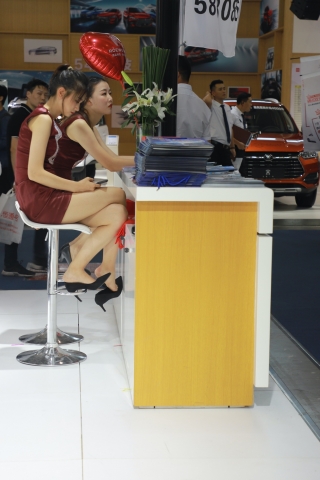 18年南京国际车展前台礼仪高跟晾脚